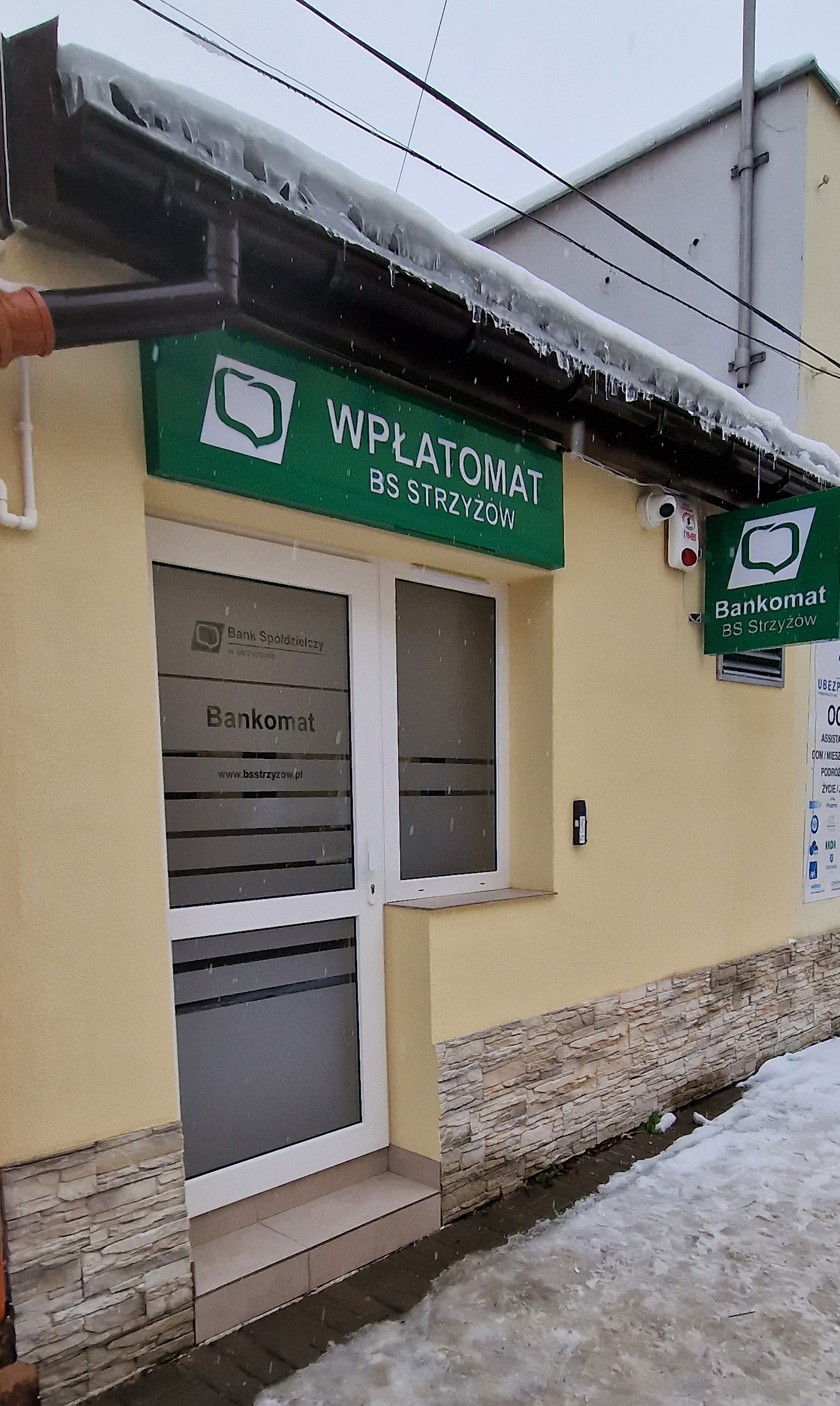 Nowoczesny bankomat z funkcją wpłatomatu w Strzyżowie przy ulicy Daszyńskiego 1